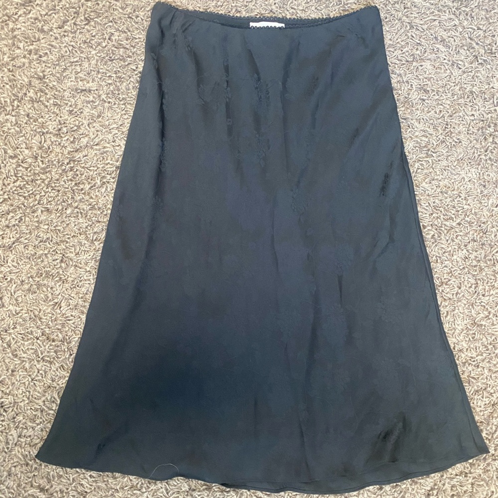 Chelsea & Violet black satin slip skirt w/flower design L